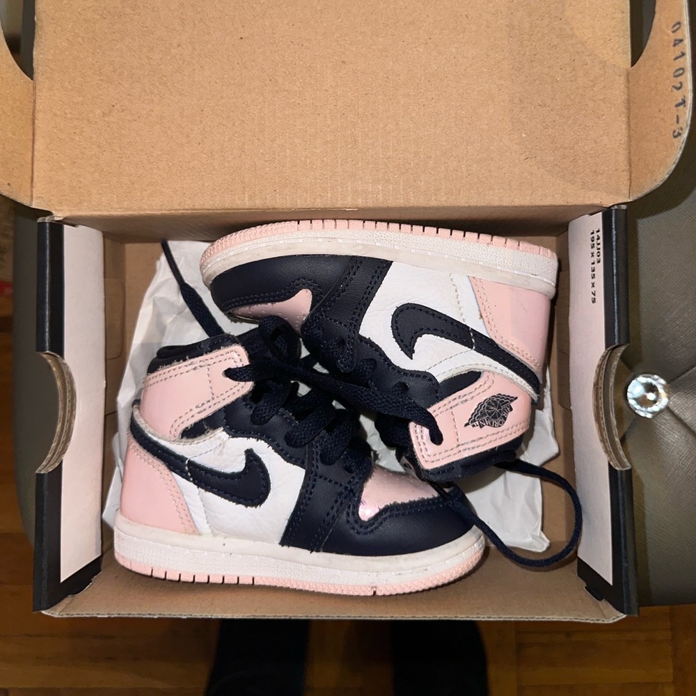 Barely worn Jordan 1s excellent condition original box size 5c